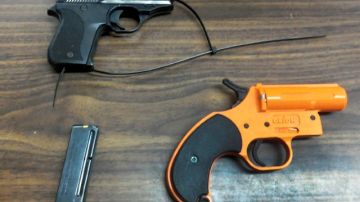 Arma calibre .22 (arriba) que un niño de siete años llevó a su escuela en Queens. Otra arma de juguete también fue confiscada por la policía.