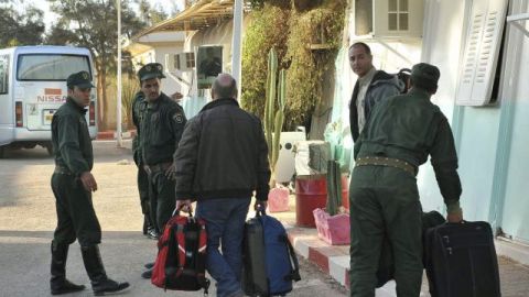 Dos rehenes británicos, Peter (d) y Alan (c), recogen sus pertenencias después de ser puestos en libertad, en Ain Amenas, cerca de la planta de gas donde fueron secuestrados por militantes islámicos.