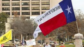 Marcha realizada en Austin, Texas, contra las restricciones de armas propuestas por Obama.
