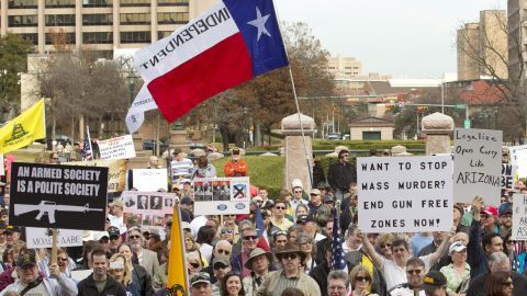 Marcha realizada en Austin, Texas, contra las restricciones de armas propuestas por Obama.
