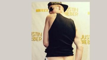 Esta es la fotografía de Justin Bieber mostrando su trasero, que circuló por internet y las redes sociales.