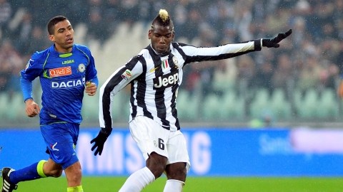 El juvenil francés Paul Pogba (centro), remata desde la media distancia, para conseguir el segundo gol de  Juventus ante el Udinese.