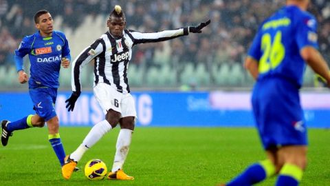 El juvenil francés Paul Pogba (centro), remata desde la media distancia, para conseguir el segundo gol de  Juventus ante el Udinese.