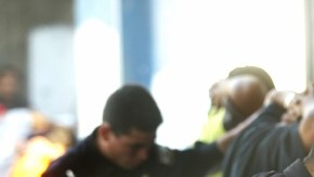 En esta foto de archivo, policías someten a supuestos pandilleros. Hoy las maras extendieron el cese de hostilidades.