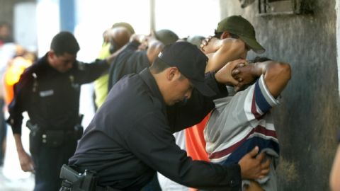 En esta foto de archivo, policías someten a supuestos pandilleros. Hoy las maras extendieron el cese de hostilidades.