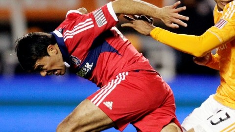 El futbolista mexicano Pavel Pardo (izq), del Chicago Fire, pelea el balón con Ricardo Clark (13) del Houston Dynamo durante la postemporada del 2012.