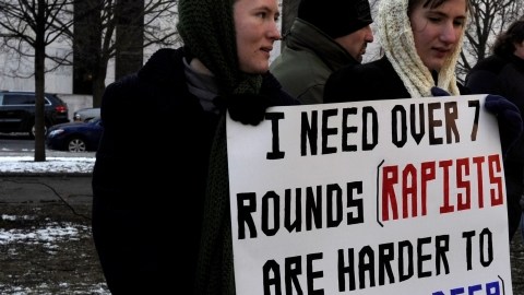 Un grupo de mujeres  protestó ayer frente al Capitolio en Albany, N.Y., para criticar las medidas contra las armas aprobadas el gobernador Andrew Cuomo.