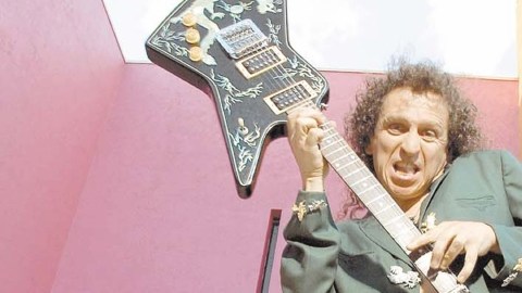 Alex Lora y El Tri siguen rocanroleando y cumplen 45 años.
