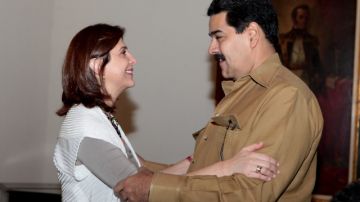 Fotografía cedida por la oficina de prensa del Palacio de Miraflores donde se observa al vicepresidente venezolano Nicolás Maduro (d) saluda a la canciller colombiana María Angela Holguín en el Palacio Miraflores en la ciudad de Caracas .