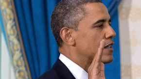 El presidente Obama tomó juramento en una breve ceremonia en el Salón Azul de la Casa Blanca, junto a su familia.