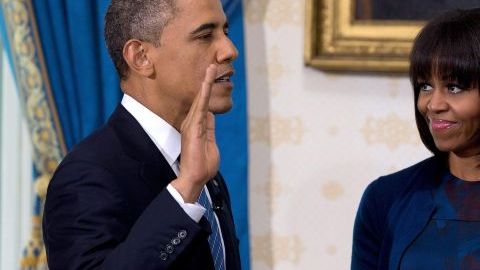 El presidente Obama tomó juramento en una breve ceremonia en el Salón Azul de la Casa Blanca, junto a su familia.