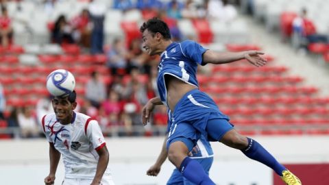 El salvadoreño Mark Lester cabecea ante la marca de Carlos Rodríguez durante el partido celebrado ayer en el Estadio Nacional.
