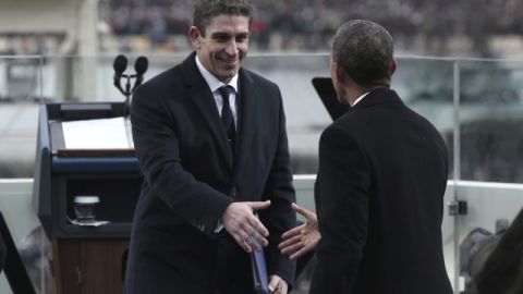 El presidente estadounidense Barack Obama (d) saluda al poeta cubanoestadounidense Richard Blanco (i) durante la ceremonia de investidura celebrada en el Capitolio, Washington.