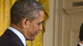 El presidente  Obama (Izq.), aplaude al nuevo secretario del Tesoro, Jack Lew (c), sucesor en el cargo de Tim Geithner (der).