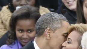 Bajo la atenta mirada de sus hijas, el presidente Obama parece agradecer a Beyonce.