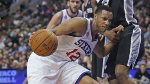 Kawhi Leonard de Spurs defiende el balón ante Evan Turner (12) de los 76ers de Filadelfia .