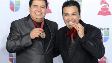 Ismael Gallegos y Beto Jiménez con sus medallas a la Mejor Canción Mexicana Regional por 'Ay Mi México' en los Grammy Latino 2012.