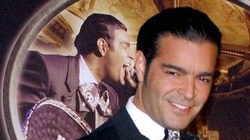 La revista TV Notas publicó que Pablo había dejado a su esposa Carolina porque “no lo atiende bien”.