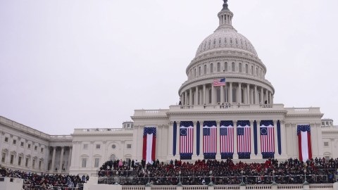 ST10 WASHINGTON (ESTADOS UNIDOS) 21/01/2013.- El presidente estadounidense, Barack Obama (c), pronuncia su discurso inaugural tras jurar su cargo para un segundo mandato que concluirá en enero de 2017, en una ceremonia pública frente al Capitolio en Washington, Estados Unidos, hoy lunes 21 de enero de 2013. EFE/SHAWN THEW