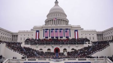 ST10 WASHINGTON (ESTADOS UNIDOS) 21/01/2013.- El presidente estadounidense, Barack Obama (c), pronuncia su discurso inaugural tras jurar su cargo para un segundo mandato que concluirá en enero de 2017, en una ceremonia pública frente al Capitolio en Washington, Estados Unidos, hoy lunes 21 de enero de 2013. EFE/SHAWN THEW