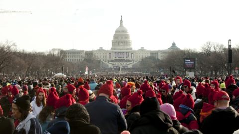 ST10 WASHINGTON (ESTADOS UNIDOS) 21/01/2013.- Varias personas se reúnen en el National Mall horas antes del discurso inaugural del presidente estadounidense, Barack Obama, en Washington, Estados Unidos, hoy lunes 21 de enero de 2013. El presidente Barack Obama, y el vicepresidente, Joe Biden, jurarán hoy sus cargos en una ceremonia pública frente al Capitolio. Ambos ya lo hicieron de manera oficial ayer, domingo 20, tal y como establece la Constitución. EFE/ROGER L. WOLLENBERG
