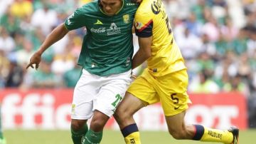 Jesús Antonio Molina (der.) del América,  disputa un balón con Carlos Alberto Peña del León, que hoy debuta en la Copa Libertadores de América 2013.