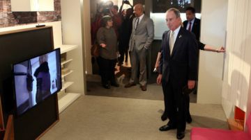 El alcalde Michael Bloomberg echa una mirada al espacio interior de lo que sería uno de estos novedosos apartamentos.
