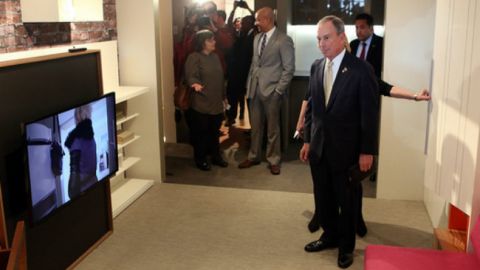 El alcalde Michael Bloomberg echa una mirada al espacio interior de lo que sería uno de estos novedosos apartamentos.