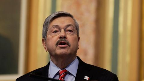 El gobernador de Iowa, Terry Branstad, revisa política de licencias para dreamers.