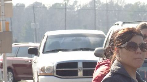 En las cercanías del campus Lone Star College en el norte de Houston se reunieron personas preocupadas por el tiroteo sucedido en esa institución universitaria. La policía bloqueó el acceso al lugar mientras realizaba detenciones e investigaciones.