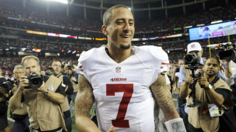 El quarterback Colin Kaepernick rechazó la propuesta de ser pitcher de beisbol