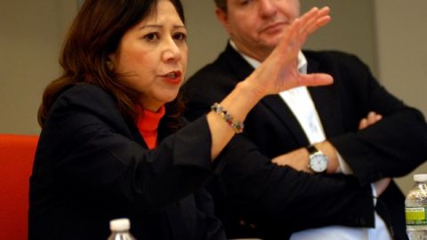 Hilda Solis recibió reconocimiento ayer en Washington.