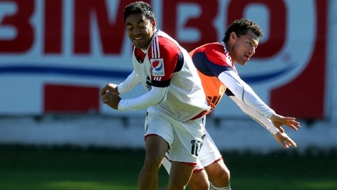 Miguel Sabah, atrás, pelea el balón con Fabián de la Mora en la práctica de las Chivas con miras a su duelo del viernes en Morelia.