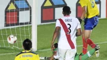 José Francisco Cevallos (8) de Ecuador anotó el gol ante Perú que clasificó a su país entre los 6 equipos que disputan los 4 cupos para el Mundial de Turquía.