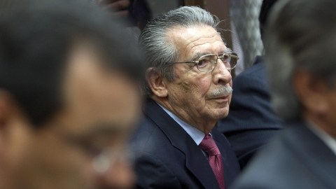 José Efraín Ríos Montt, en el centro,  asiste  al Tribunal Primero B de Mayor Riesgo  donde se le juzga por varios delitos.