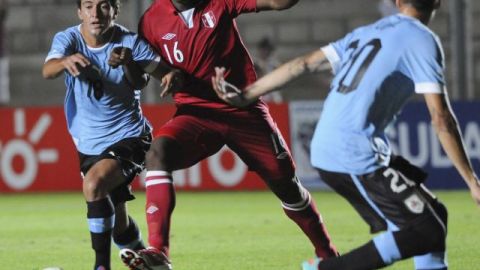 Max Barrios, de rojo, busca aclarar su estatus.