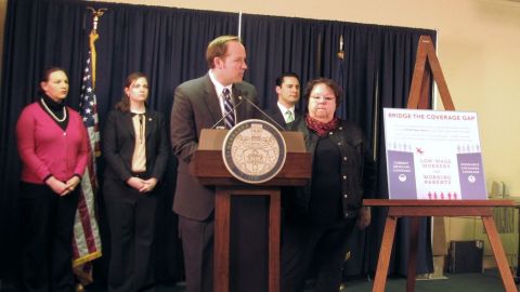 El senador de Nebraska Charlie Janssen pide cancelar atención prenatal a indocumentadas. Por su parte el senador Jeremy Nordquist (en la foto) se pronuncia por expandir Medicaid.