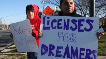 Jóvenes inmigrantes se movilizaron hasta el Departamento de Transporte en Raleigh, capital del estado, y sedes de la División de Vehículos Motorizados (DMV), y demostraron su "inconformidad" por los recientes cambios que les niegan el permiso de manejo.