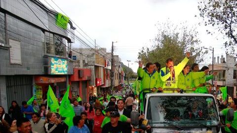 El presidente de Ecuador, Rafael Correa (c), saluda a sus simpatizantes por las calles de Quito (Ecuador).