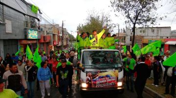El presidente de Ecuador, Rafael Correa (c), saluda a sus simpatizantes por las calles de Quito (Ecuador).