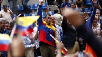 El líder opositor venezolano Henrique Capriles (c) saluda a seguidores en una una concentración en un parque cerrado del este de Caracas.