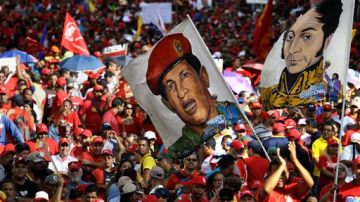 Luciendo el color rojo que identifica al chavismo, numerosas personas llegaron a los puntos de partida de las marchas que se encontrarán en la popular zona del 23 de enero, en el oeste de Caracas.