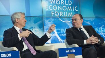 El presidente y consejero delegado del banco JP Morgan Chase, James Dimon (izquierda), y el presidente de la junta directiva de la suiza UBS, Axel A. Weber, en la edición 43 del Foro Económico de Davos.