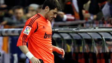 Iker Casillas al salir herido del campo de juego ayer.