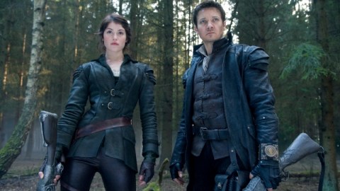 Gemma Arterton y Jeremy Renner comparten aventuras en 'Hansel & Gretel: Witch Hunters', que se estrena mañana.