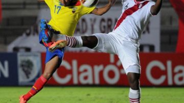 Max Barrios, con la camiseta de Perú disputa el balón con Junior Sornoza (17) del combinado ecuatoriano en el partido que la Tri ganó 2-1 y clasificó al hexagonal.