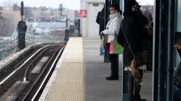 El código penal de Nueva York incluye una nueva sección que castiga con más rigor a los tocones en los trenes.