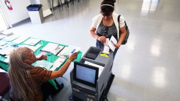 En un principio podrán ejercer el sufragio los salvadoreños residentes en Estados Unidos y Canadá y se hará con la modalidad del voto postal o voto por correo.