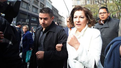 Justicia y reparación de víctimas están pendientes en el caso Cassez, afirma la Comisión de los Derechos Humanos del DF. En la foto, Isabel Miranda de Wallace y Ezequiel Elizalde, agraviados.