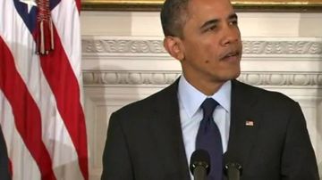 La mancha que se observa en la mejilla del presidente Barack Obama es la mosca que este jueves lo incomodó.